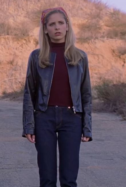 Buffy Leather Jacket Outfit, 90s Sarah Michelle Gellar, Glory Buffy The Vampire Slayer, Jenny Calendar Buffy Outfits, Sarah Michelle Gellar Outfits, Buffy Leather Jacket, Sarah Michelle Gellar 90s Outfits, Sarah Michelle Gellar Style, Buddy The Vampire Slayer Outfits