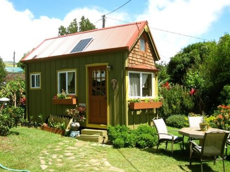 1) This tiny home built by Habitats Hawaii feels straight out of a fairytale. Hawaii Tiny House, Backyard Cabin, Cottage Tiny House, Tiny House Village, Tiny House Exterior, Tiny Houses For Rent, Tiny House Builders, Hawaii Homes, Tiny Cottage