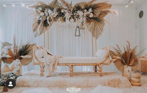 Debut Stage Decoration Simple, Pelamin Tunang Simple Klasik, Pelamin Aesthetic, Stage Decorations Simple, Wedding Stage Decorations Simple, Pelamin Outdoor, Bride Sofa, Malay Wedding Pelamin Simple, Malay Wedding Pelamin Rustic