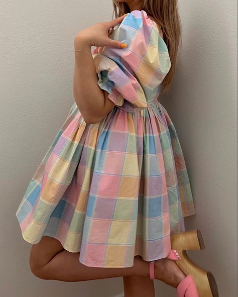 Bachelorette Party Colorful, Bridgerton Bachelorette Party, Bridgerton Bachelorette, Selkie Puff Dress, Vestidos Color Pastel, Handmade Closet, Selkie Dress, Bre Sheppard, Rosa Barbie