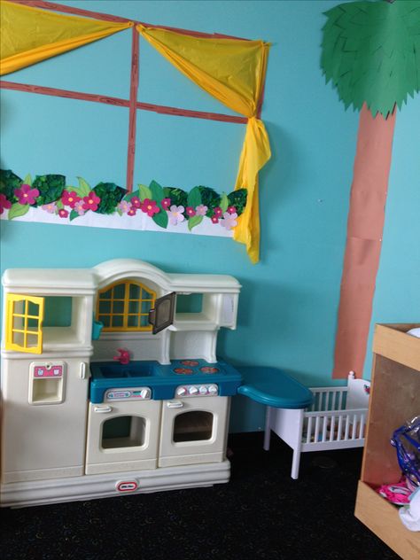 Preschool classroom creative dramatic play dress up house area. LOVE that window Decoration For Preschool, Kitchen Corner Ideas, Classroom Decoration Ideas, Preschool Decor, Diy Classroom Decorations, Daycare Room, Preschool Rooms, Corner Ideas, Prek Classroom