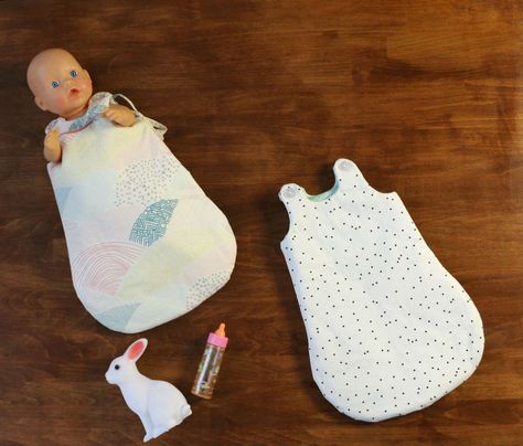 Let your child tuck their baby doll in for the night with the Lua Sleep Sack for Dolls. This free printable pattern and detailed tutorial will help you create a sleep sack for baby dolls up to 22 inches tall. These instructions provide many options for customizing your DIY sleep sack. You can choose to include piping, if you like a challenge, or to leave it out if you're a new sewist. Doll Sleeping Bag Pattern, Sleep Sack Pattern, Baby Born Kleidung, Doll Sleeping Bag, Baby Doll Clothes Patterns, Baby Doll Pattern, Sewing Doll Clothes, Baby Doll Accessories, Sleep Sack