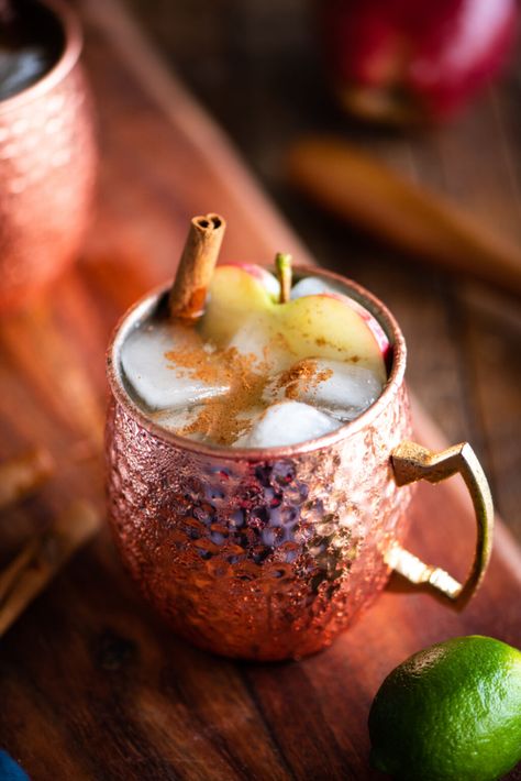 Apple Pie Vodka, Apple Cider Moscow Mule, Cinnamon Simple Syrup, Caramel Vodka, Moscow Mule Recipe, Mule Recipe, Fall Cocktails Recipes, Thanksgiving Drinks, Thanksgiving Cocktails