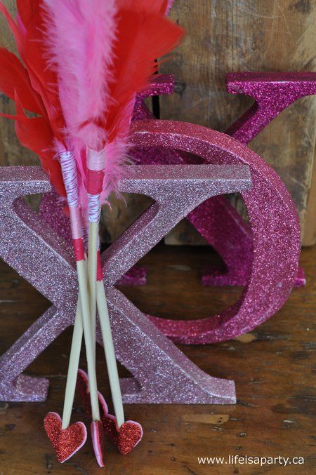 Cupid's Arrows Made Out Of Chopsticks Diy Cupid Bow And Arrow, Arrow Valentine, Arrow Crafts, Arrows Diy, Cupid Arrow, Bird Seed Feeders, San Valentine, Valentine Craft, Feather Embroidery