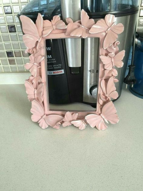 Vogue Decor, Wall Mirror Ideas, Wall Mirror Decor, Mirror Decor Ideas, Photo Frame Crafts, Handmade Photo Frames, Mirror Frame Diy, Mirror Crafts, Beautiful Mirror