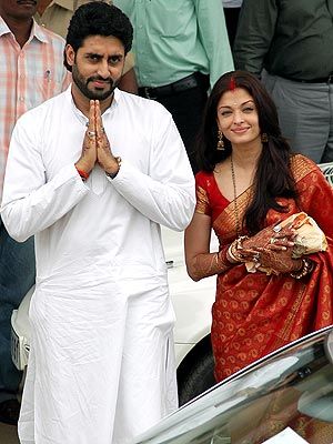 Aishwarya Rai wedding day Aishwarya Rai Wedding Pictures, Celebrities Wedding, Sambalpuri Saree, Abhishek Bachchan, Aishwarya Rai Photo, Throwback Pictures, Bollywood Couples, Indian Photoshoot, Aishwarya Rai Bachchan