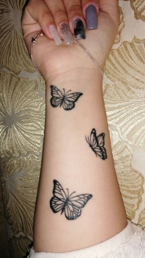 Tattoo Ideas Small Dope Tattoos, Cool Tattoos For Girls, Butterfly Wrist Tattoo, Cool Wrist Tattoos, Cute Hand Tattoos, Pretty Hand Tattoos, Butterfly Tattoos For Women, Tattoo Master, Petite Tattoos