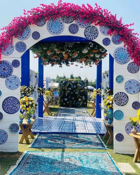 Santorini Party, Mamma Mia Wedding, Talavera Wedding, Greece Party, Wedding Decorations Diy Centerpiece, Mehendi Decor Ideas, Event Entrance, Prom Themes, Wedding Background Decoration