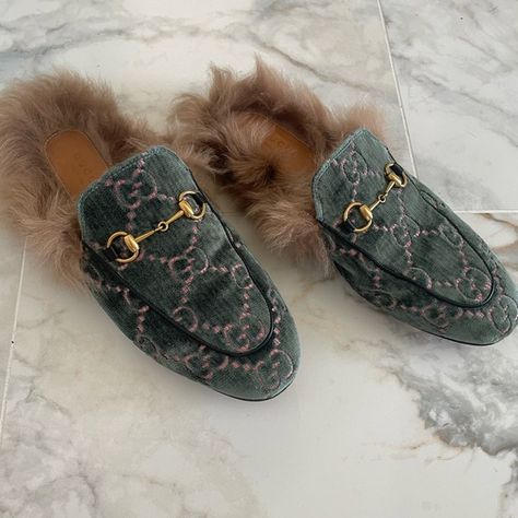 GUCCI Green Velvet Fur Lined Princetown flat mule loafers Gucci Mules Outfit Winter, Gucci Heels Outfit, Gucci Fur Loafers, Gucci Mule, Mules Gucci, Mule Loafers, Fur Loafers, Fur Mules, Winter Flats