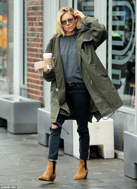 Sienna Miller simple style Parka Outfits, Parka Outfit, Lederhosen Outfit, Sienna Miller Style, Look Boho Chic, Style Casual Chic, It Bag, Sienna Miller, Mode Casual