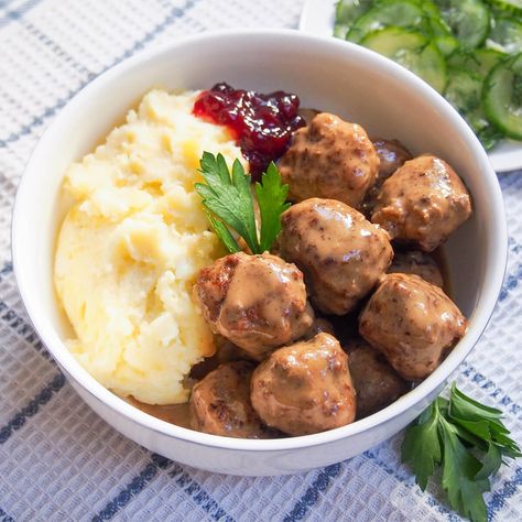 Recipe For Swedish Meatballs, Traditional Swedish Meatballs, Spiced Meatballs, Nordic Food, Nordic Recipe, Asian Side Dishes, Greek Meatballs, Cardamom Buns, Christmas Meal