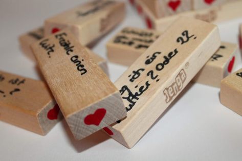 DIY Jenga Spiel für Verliebte ganz einfach selber machen - perfekte Geschenkidee zum Valentinstag Diy Jenga, Gifts For Boyfriend, Diy Gifts For Boyfriend, Diy Hacks, Do It Yourself, Boyfriend Gifts, Diy Gifts, Usb Flash Drive, Do It