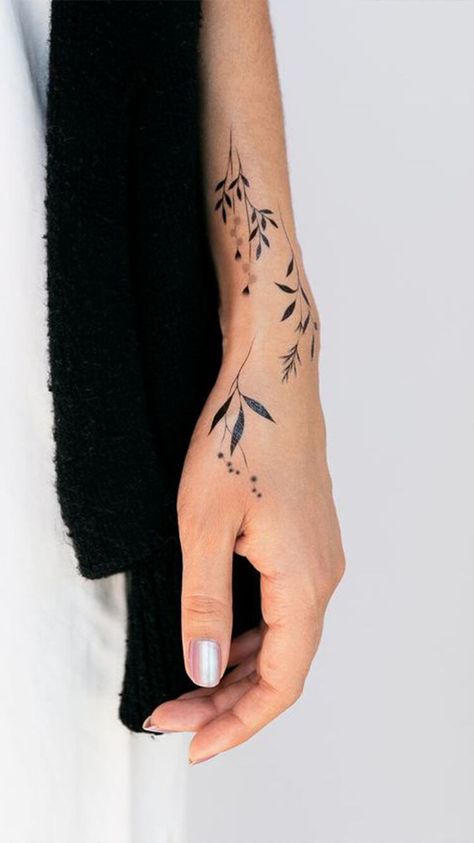 Women's Tattoo Placement Ideas: Creative Designs for Arm, Back, Side, and Ankle Tattoos Tato Minimal, Cool Wrist Tattoos, Stylish Tattoo, Hand Tattoos For Women, Wrist Tattoos For Women, Tattoo Designs For Girls, Classy Tattoos, Diy Tattoo, Tattoo Me