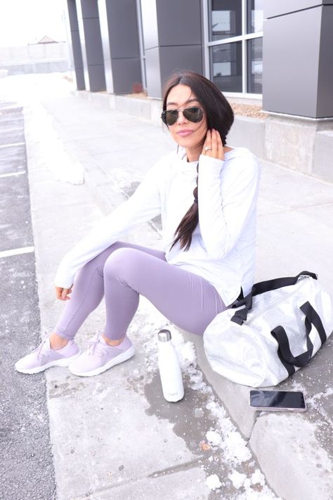 Utah based style and fashion blogger Brittany Maddux's tips for staying motivated to workout. cute athleisure gym ootd what to wear activewear inspo purple leggings lavender tennis shoes comfortable errand outfit Purple Leggings Outfit, Errand Outfit, Outfits Leggins, Gym Ootd, Errands Outfit, Staying Motivated, Tennis Shoes Outfit, Purple Leggings, Outfit Winter