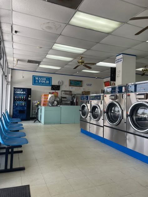 The interior of a laundromat Bloxburg Laundromat, Laundromat Aesthetic, Laundry Aesthetic, Organized Apartment, Bloxburg Apartment, Apartment Laundry Room, Bg Reference, Laundromat Business, Laundry Business