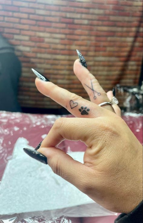 Thumb Knuckle Tattoo, Scissor Finger Tattoo, Groomer Tattoo Ideas, Finger Tats With Meaning, Finger Tattoos Meaningful, Dog Grooming Tattoo, Groomer Tattoo, Tattoo Designs Finger, Tattoo Ideas Finger