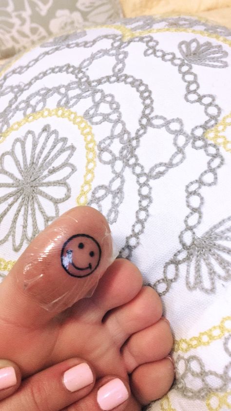 Toe Tattoo, Most Beautiful Tattoos, Smiley Face Tattoo, Toe Tattoos, Stick Poke Tattoo, Matching Friend Tattoos, Handpoke Tattoo, Weird Tattoos, Cute Small Tattoos