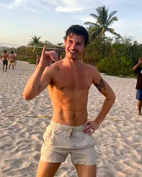 Shawn Mendes 2024, Hot Shawn Mendes, Shawn Mendes Shirtless, Volleyball Outfit, Playing Volleyball, Shawn Mendes Funny, Shawn Mendes Wallpaper, Canadian Boys, Pool Fashion