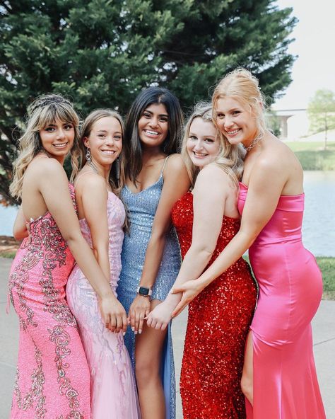 Group Photo Poses Formal, Homecoming Pictures Friends Group, Picture Poses For Dances, 2024 Prom Poses, Group Prom Photoshoot, Winter Formal Group Pictures, Poses For Pictures Prom, Cute Prom Photos Best Friends, Formal Pictures Friends