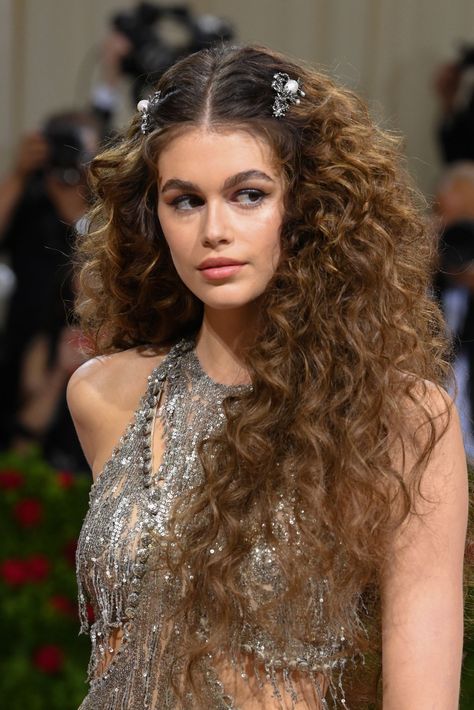 High Fashion Curly Hair, Curly Glam Hairstyles, Premier Hairstyle, 90s Red Carpet Hair, 70s Disco Hairstyles, Kaia Gerber Hair, Disco Hair, Curl Your Hair, Runway Hair