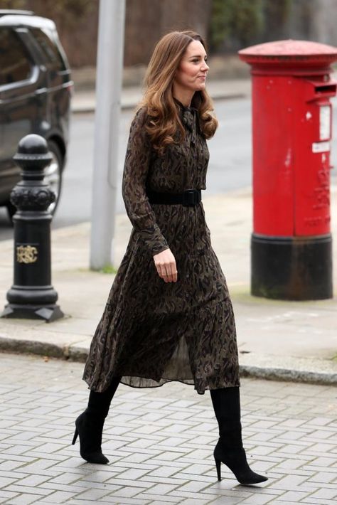 Kate Middleton in Animal Print Derek Lam Shirtdress for Shout UK Visit - Dress Like A Duchess Khaki Green Dress, Kate Middleton Style Outfits, Looks Kate Middleton, Conservative Outfits, Kate Middleton Outfits, Kate Dress, Princess Catherine, Princess Kate Middleton, Dress With Stockings