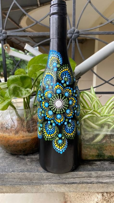 Mandala On Glass Bottle, Bottle Art Dot Painting, Mandela Art On Bottle, Dot Art On Glass Bottles, Mandala Art Glass Painting, Wine Bottle Mandala Art, Wine Bottle Dot Painting, Mandala Wine Bottle, Mandala Art Bottle Design