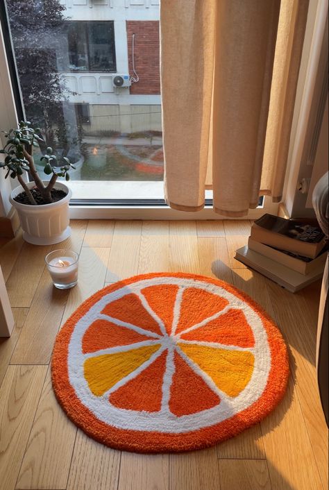 I wanted a tuft rug for a long time but I couldn’t decide what I wanted, so I ordered a Orange because it’s my fav juice. And to mix it up, so it doesn’t seem plain and boring, I asked if they could add two parts of the orange a bit yellow. It turned out sooo good! I got it from “Good Mood Rugs”. Link included of their Instagram profile! Small Orange Rug, Tuft Rug Diy, Simple Rug Tufting Design, Fun Carpet Ideas, Fall Tufted Rugs, Tufted Rug Inspiration, Grapefruit Rug, Simple Tufted Rug, Fun Rugs Bedroom