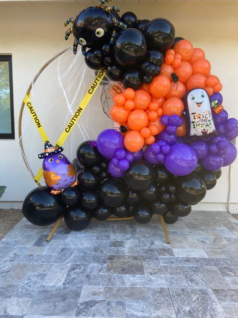 Halloween Garland Halloween Ballons Deco, Halloween Birthday Backdrop, Halloween Balloon Backdrop, Halloween Balloon Ideas, Globos Halloween, Halloween Balloon Arch, Balloon Circle, Halloween Balloon Garland, Halloween Balloons Decorations