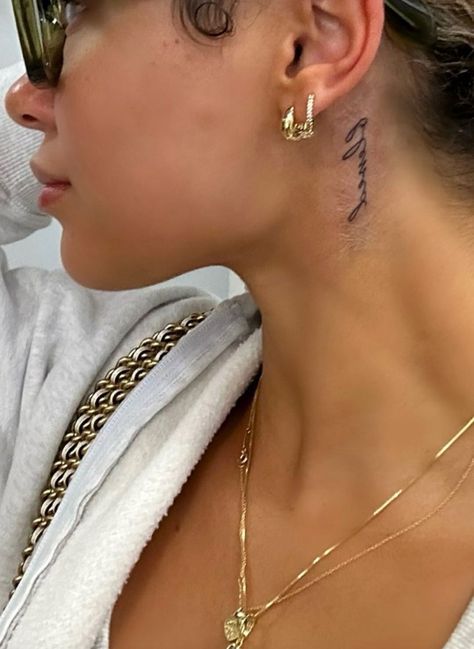 Back If Neck Tattoos Women, Behind Ear Tattoo Words, Collarbone Tattoo Words, Small Neck Tattoos, Behind Ear Tattoos, Neck Tattoos Women, Pink Glam, Tattoo Placement, Word Tattoos