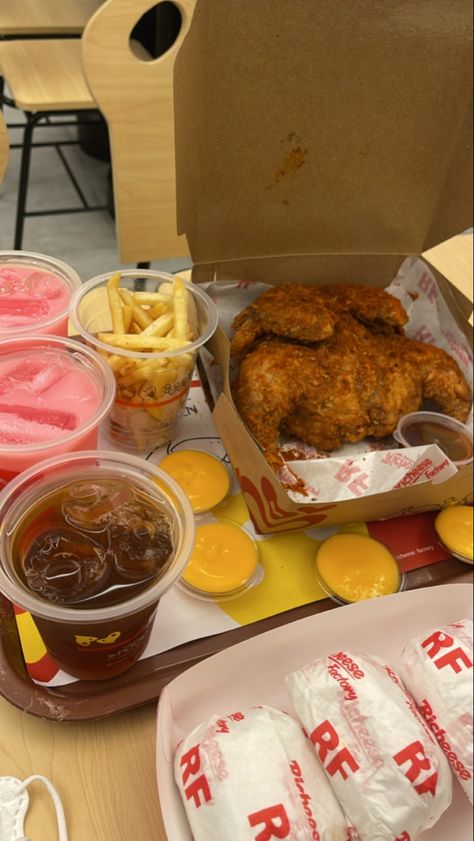 Richesse Factory Chicken, Pap Richeese Factory, Richeese Factory, Drink Photo, Food Vids, Emotional Photography, Mouth Watering Food, Food Blogs, Recipes From Heaven