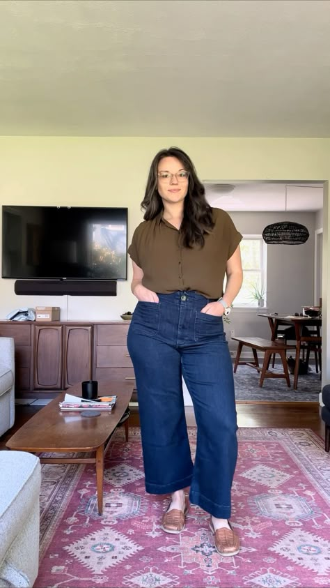 Work Style Mid Size, Short Midsize Fashion, How To Dress Apple Shape Plus Size, Midsize Curvy Outfits, Mid Size Mom Outfits, Elevated Jeans Outfit, Mums Aesthetic, Curvy Petite Outfits, Midsize Outfits Aesthetic