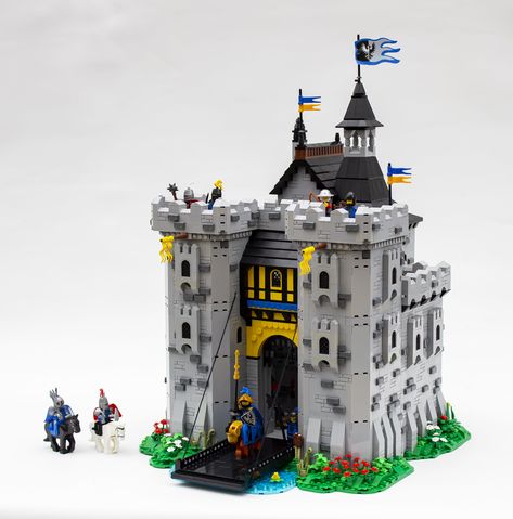 Lego Black Falcons, Lego Castle Moc, Lego Castle Ideas, Medieval Lego, Brick Castle, Daily Bugle, Lego Medieval, Lego Knights, Small Castles