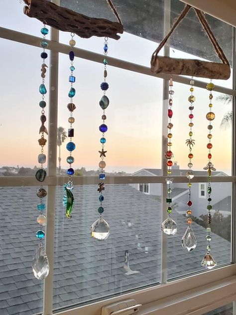 Hanging Crystals Diy, Diy Crystal Crafts, Carillons Diy, Crystal Suncatchers Diy, Wind Chimes Homemade, Diy Suncatchers, Pressed Flower Crafts, Diy Wind Chimes, Beaded Bookmarks