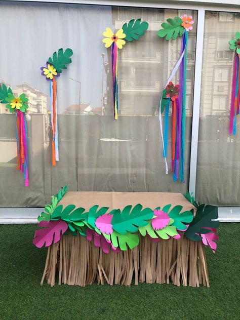 Moana Classroom Decorations, Aloha Decorations, Hawaii Crafts, 4de Verjaardag, Aloha Party, Deco Jungle, Hawaiian Party Decorations, Luau Theme Party, Luau Birthday Party