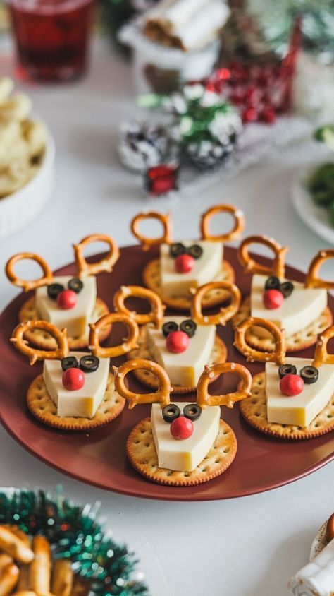 Christmas Party Snack Board Ideas, Festive Potluck Christmas, Easy Xmas Party Food, Cute Christmas Food Ideas Appetizer Recipes, Kids Holiday Appetizers, Christmas Food Starters, Christmas Food Inspiration, Christmas Dinner For Kids Food Ideas, Christmas Plating Ideas