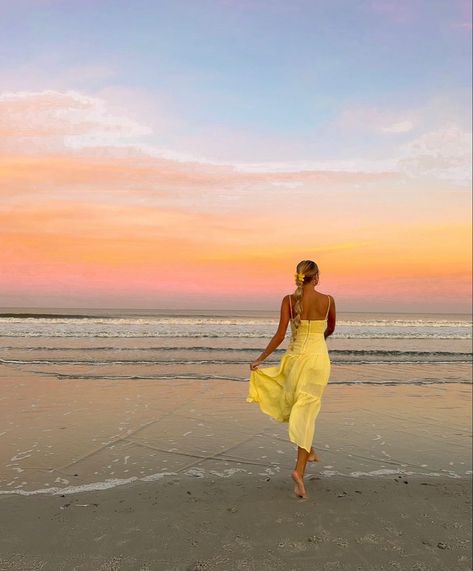 Yellow Beach Dress, Summer Beach Looks, Sunset Beach Pictures, Sunset Spring, Golden Hour Sunset, Beach Instagram Pictures, Beach Ootd, Summer Picture Poses, Beach Fits