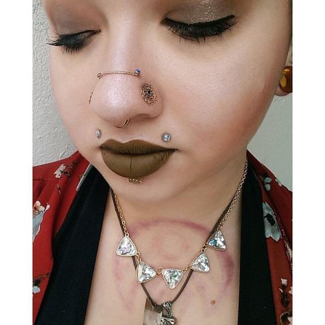 478 Likes, 11 Comments - Ali X Pope (@piercingsbyali) on Instagram: “Stole this pic from my bff Bridgett, who is rocking a super cute chain between her high nostril…” Drawing Piercings, Nasallang Piercing, High Nostril Piercing, Facial Piercing, Body Modification Piercings, Double Nose Piercing, Nostril Piercing, Facial Tattoos, Face Piercings