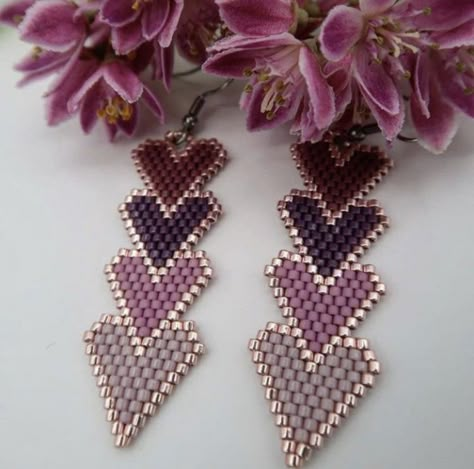 Heart Beaded Earrings, Beautiful Beaded Earring, Bracelet Miyuki, Beaded Earrings Tutorials, Beaded Earrings Diy, Beading Jewelery, Beaded Jewlery, Seed Bead Patterns, Beaded Earrings Patterns