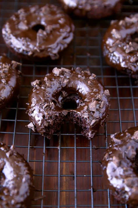 Mexican Chocolate Donuts- chocolate donuts get a little heat in this delicious twist on a classic! Chocolate Doughnuts Recipe, Oreo Donuts, Donuts Chocolate, Chocolate Doughnuts, Broma Bakery, Doughnut Recipes, Homemade Donuts Recipe, Cinnamon Donuts, Baked Doughnuts