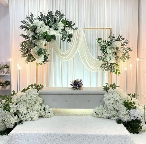 Backdrop Curtain Ideas, Wedding Backdrop Design Indoor, Ceremony Backdrop Indoor, Pelamin Nikah, Nikah Decor, Indoor Wedding Receptions, Minimalist Wedding Decor, Wedding Reception Backdrop, Wedding Background Decoration