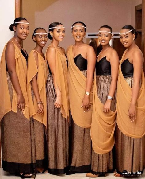 Mishanana Rwanda, Rwandese Wedding, Outfit Soirée, Modelling Poses, Nursing Wallpaper, Cultural Wear, Wedding Gown Accessories, African Bridesmaid Dresses, African Wedding Attire