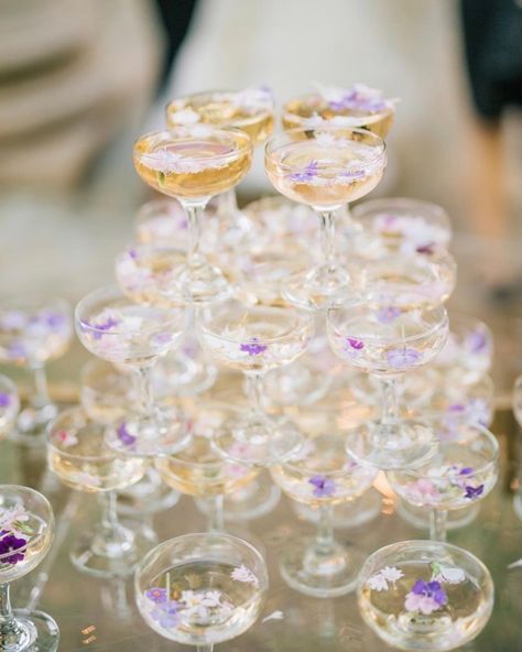 Mumu Weddings on Instagram: “What’s better than a champagne tower? One with florals 🥂🌸 #champagnetower” Mumu Wedding, Wedding Drinks, Martha Weddings, Castle Wedding Venue, Champagne Tower, Engagement Locations, Bridal Musings, Wedding Drink, Martha Stewart Weddings