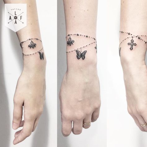 Brazaletes que tienes que tatuarte en algún punto de tu vida Butterfly Bracelet Tattoo, Bracelet Tattoos With Names, Braclet Tattoo, Tattoos Pulseras, Charm Bracelet Tattoo, Bracelet Tattoo For Man, Bracelet Tattoos, Wrist Bracelet Tattoo, Ankle Bracelet Tattoo