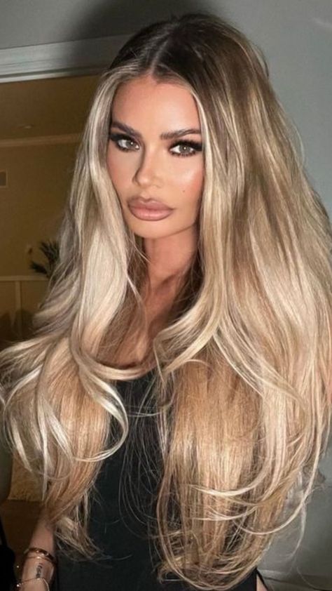 Former TOWIE star Chloe Sims swaps her platinum locks for super long waist length extensions and a warmer toned blonde that her hairdresser calls ‘the honey cream dream’ Honey Toned Blonde Hair, Chloe Sims Hair, Honey And Platinum Blonde, Honey Platinum Blonde, Long Blonde Extensions, Expensive Blonde Hair, Short Hair Colour, Silver Hairstyles, Ash Blonde Hair Balayage