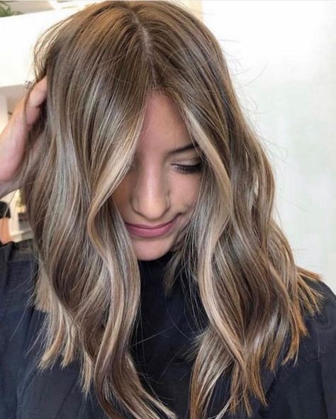 @ozdenkurtur shared a photo on Instagram: “Discover the beauty inside you🌸 #balayage #blondehair #fresh #modern #natural #smokyhair @lorealatolye @lorealpro” • Mar 24, 2021 at 5:28pm UTC Soft Brunette Balayage, Brunette Blond, Bayalage Brunette, Bayalage Highlights, Soft Brunette, Balayage Hair Caramel, Brunette Balayage, Caramel Hair, Honey Blonde Hair