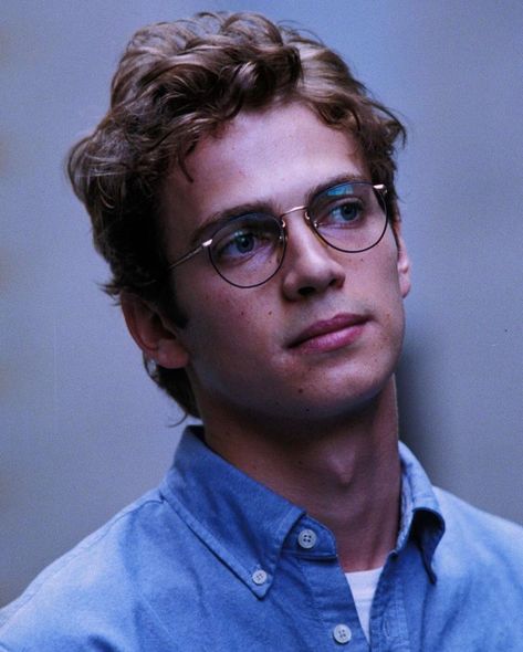 80s 90s 00s’s Instagram post: “Hayden Christensen as Stephen Glass in ‘Shattered Glass’, 2003.” Man With Glasses, Adam Brody, Anakin Vader, Star Wars Anakin, Hayden Christensen, Marmaris, Star Wars Memes, Anakin Skywalker, Tom Holland