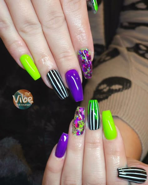 Halloween Nails Bettle Juice, Betelgeuse Nails, Bettle Juice Nail Ideas, Beetlejuice Nail Designs, Beetlejuice Nail Art, Beetle Juice Nails, Beetlejuice Nails, Funky Nail Designs, Season Nails