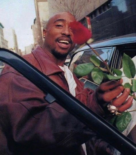 90s R&b Aesthetic, Aaliyah And Tupac, R&b Aesthetic, We Heart It Wallpaper, Tupac Photos, Old School Pictures, Rap Playlist, Tupac Pictures, 90s Hip Hop Fashion