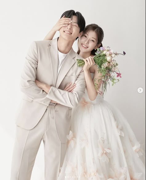 Korean Photoshoot Couple Studio, Studio Wedding Photoshoot, Korean Pre Wedding Photoshoot, Korean Engagement Photos, Poses In Studio, Korean Wedding Photography Photo Ideas, Korean Prewedding Photography, Cute Korean Wedding Photoshoot, Prewedding Studio