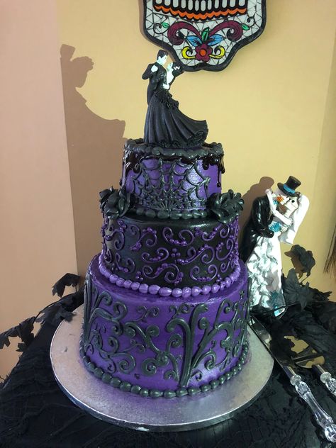 Black Purple Wedding Theme, Black And Purple Wedding Aesthetic, Purple And Black Quince, Black And Dark Purple Wedding Dress, Black And Lavender Wedding, Black And Purple Wedding Cake, Black And Purple Gothic Wedding, Purple And Black Wedding Theme, Royalcore Wedding